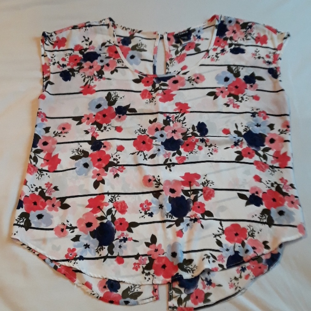 Torrid size 00 floral print short sleeve top